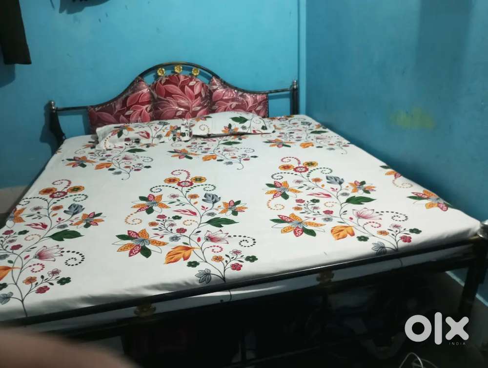 King sized bed,with mattress 1month old, available in a good condition