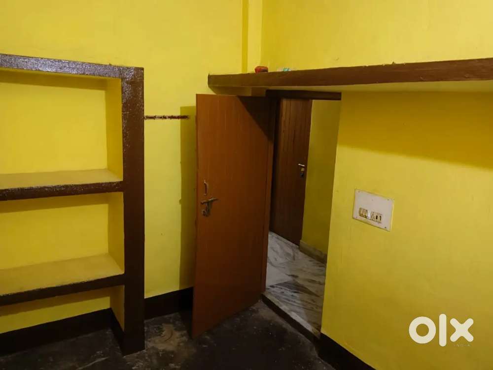 1room with common bathroom