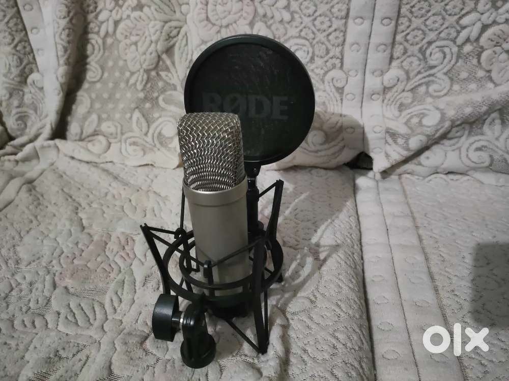 Rode nt1a condnr microphone  and scarlet audio interface 18i20