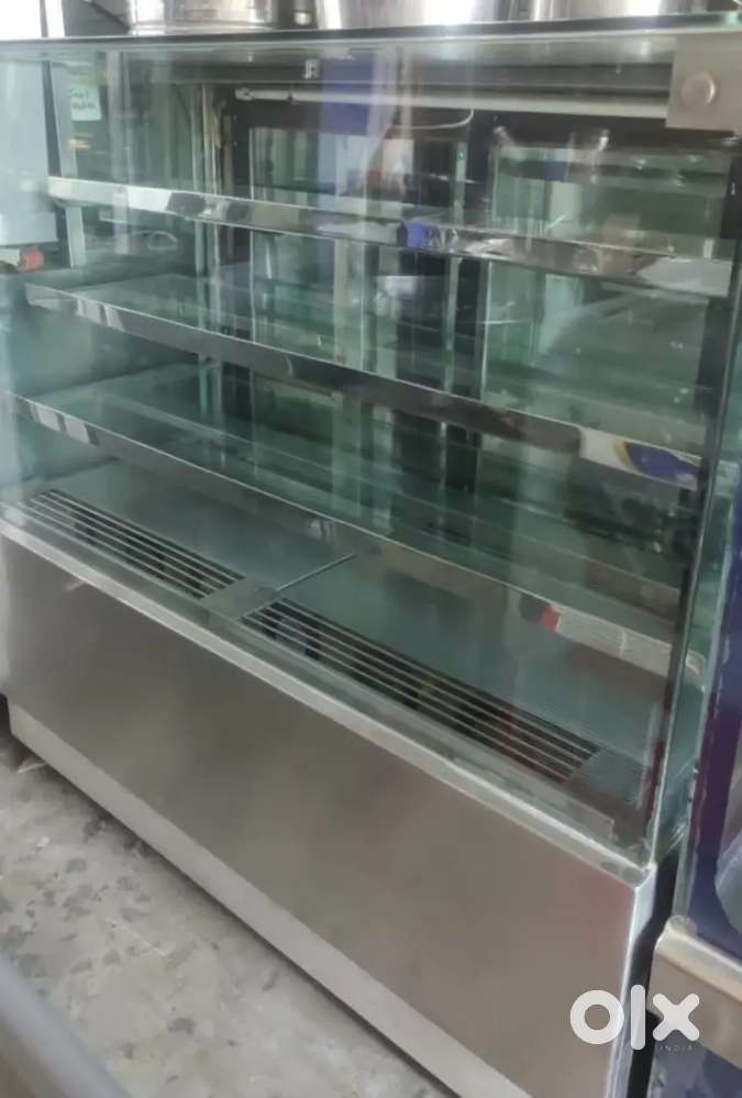 Cake display fridge cooling