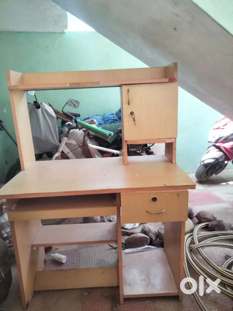 Computer table