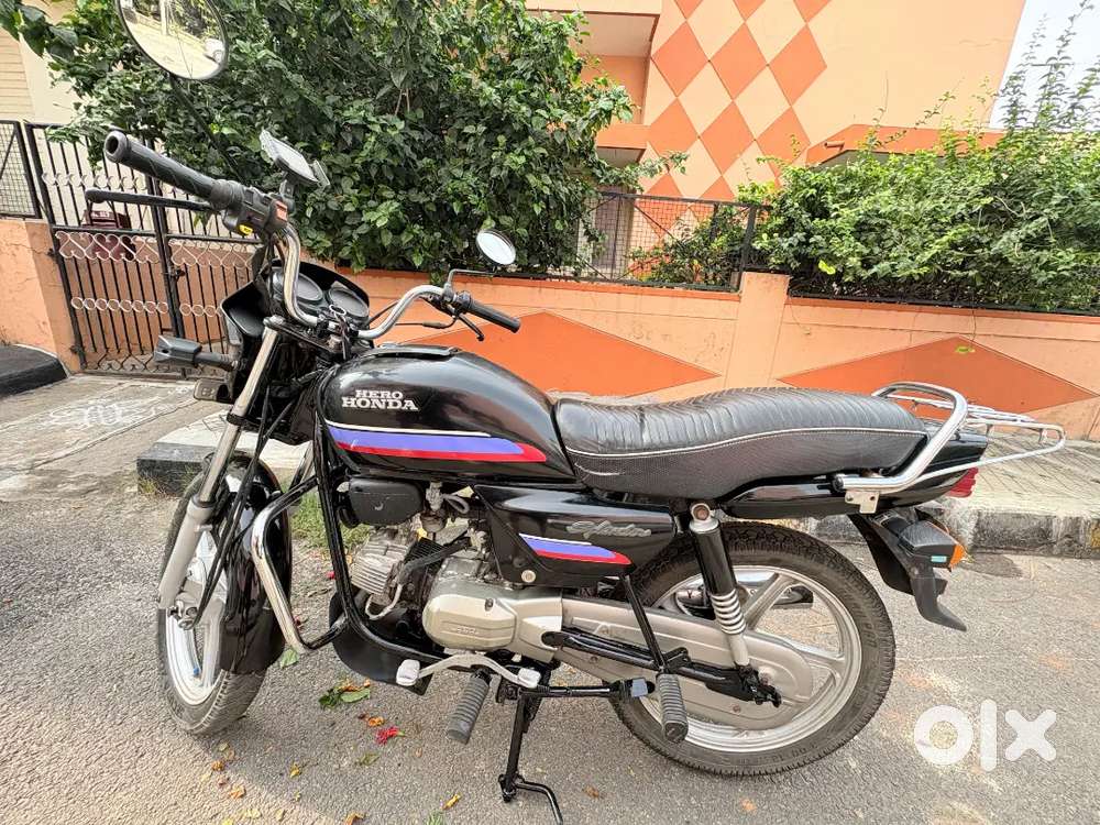 This is a 2002 model Splendor Plus in very good condition.