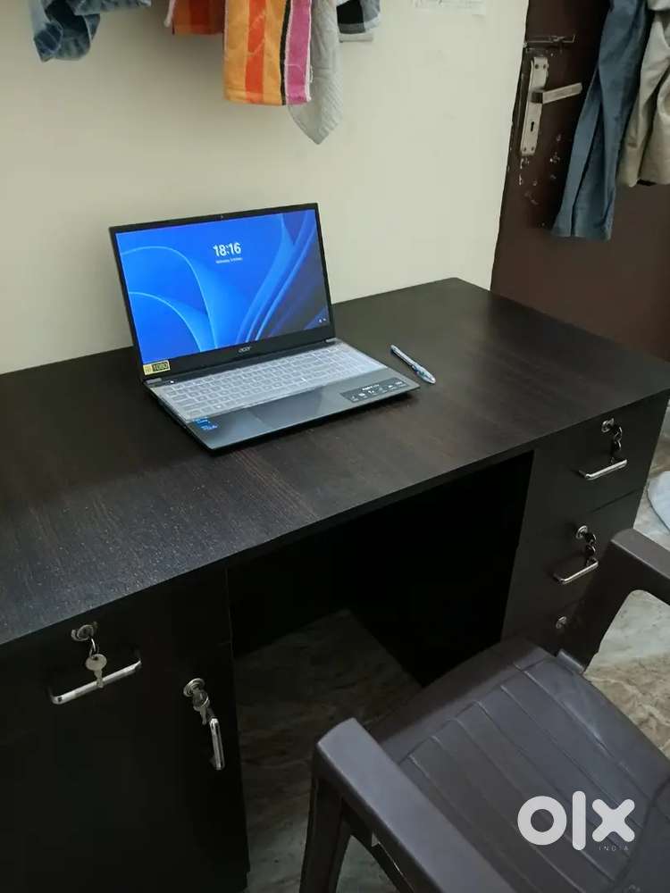 Luxurious Computer and study table
