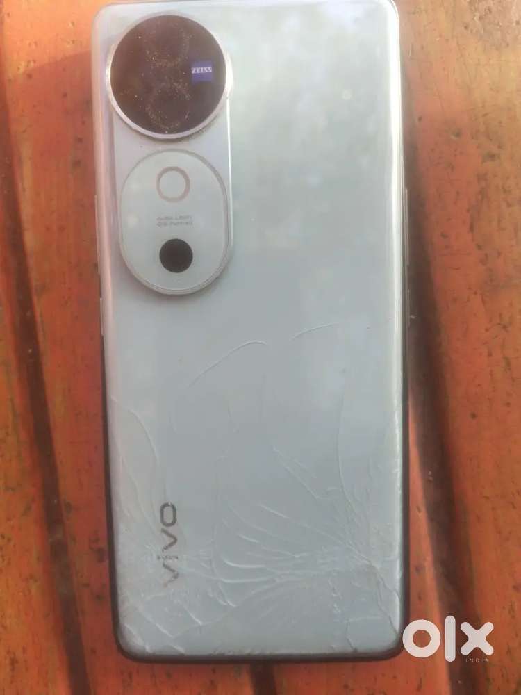 Vivo v 40 ,(8 gm 128 )