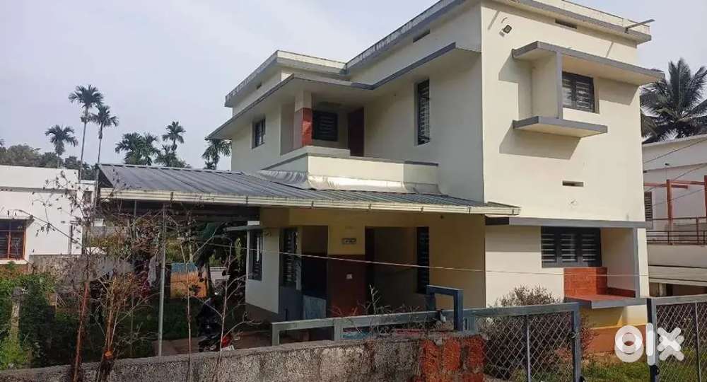 മീനങ്ങാടിയിൽ 6 സെൻ്റ് സ്ഥലവും 1200 sq ft വീടും വിൽപ്പനയ്ക്ക്