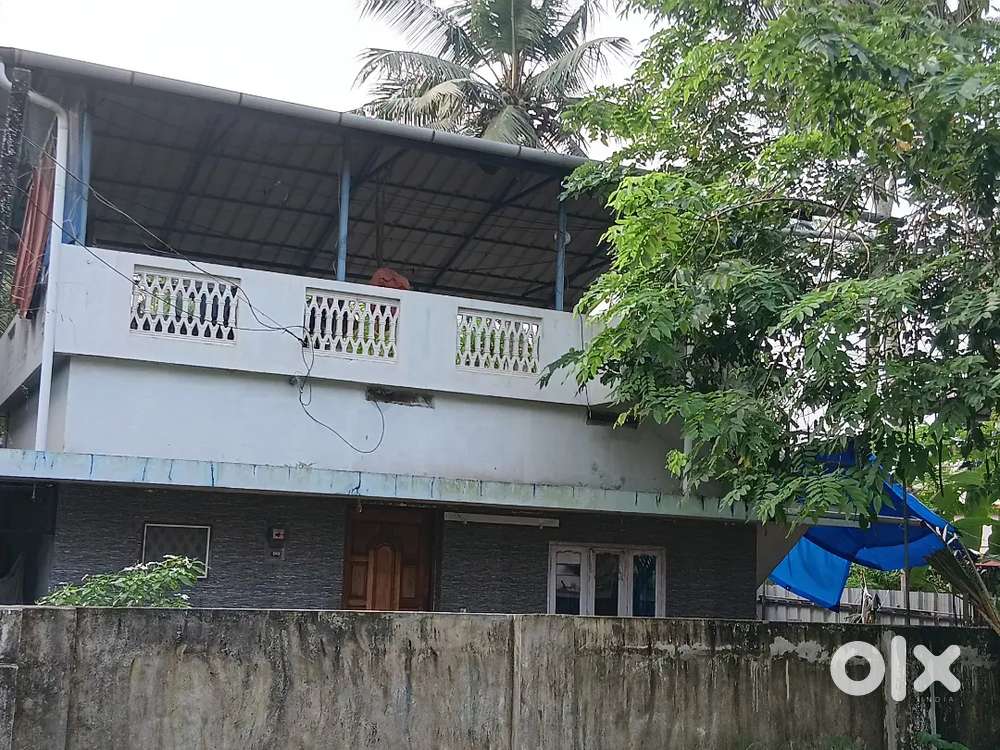 4 cent land with old house for sale gandhi square maradu