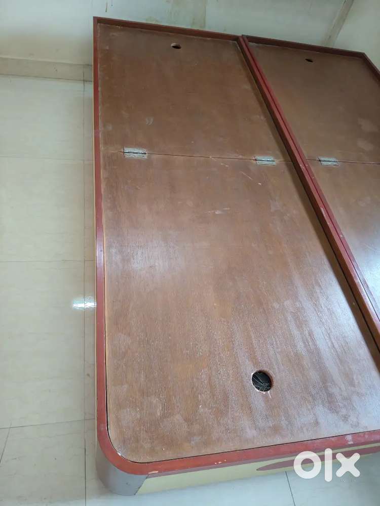 2 Single beds and 2 Mattress