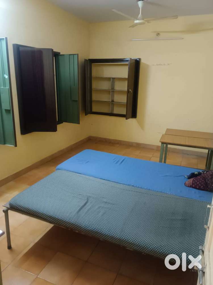 ROOM ON RENT FOR WORKING AND STUDENT BOYS ONLY AVAILABLE