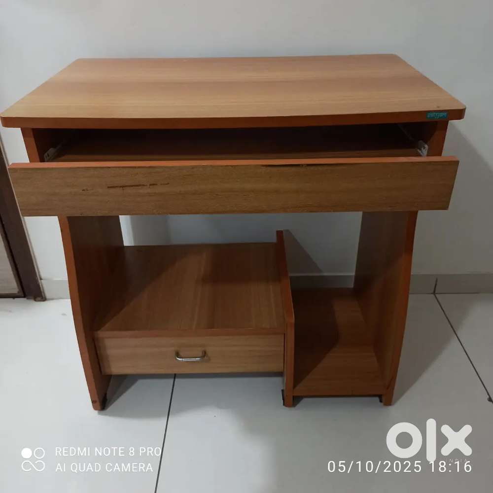 Computer table