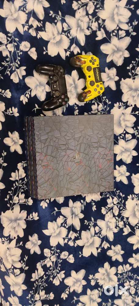 PS4 PRO GAMA EDITIOON 1TB.(Negotiable)