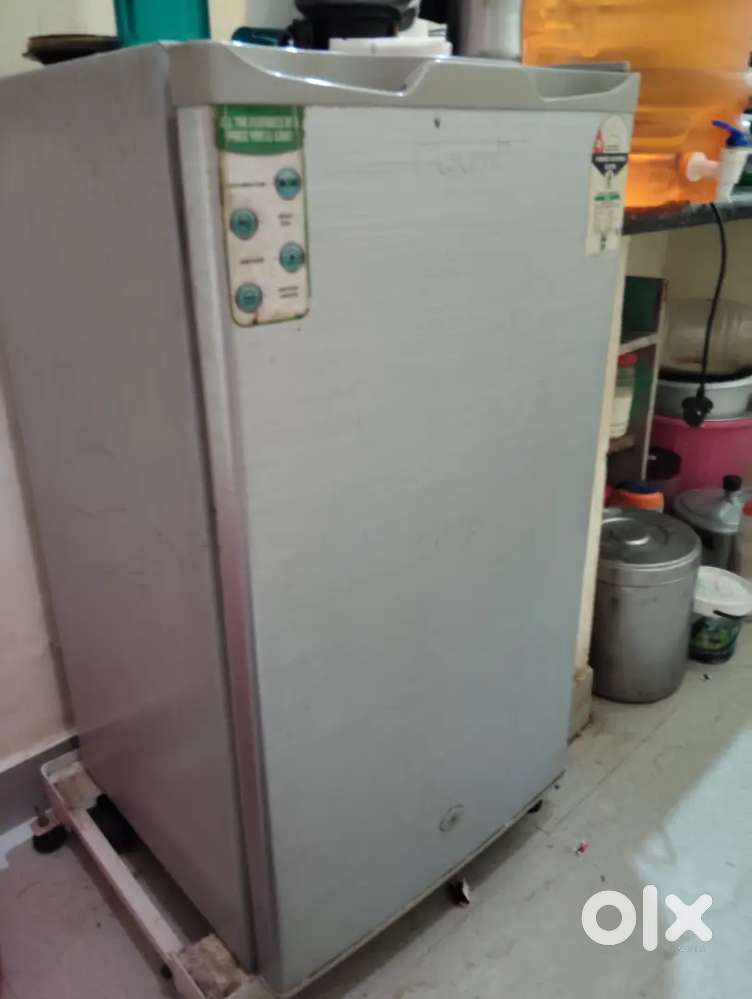 Good conditions small size fridge croma brand
