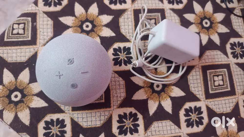 Amazon Echo dot 4th Gen white like new