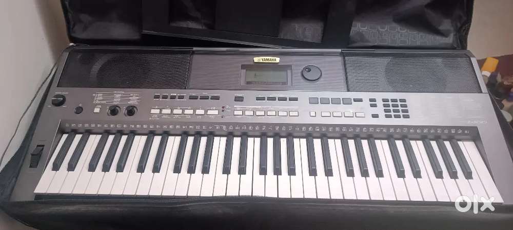 Yamaha PSR i1400 with bag & stand in brand new condition