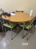 4 seater round dining table