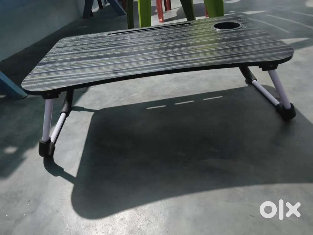 Bed table for studying