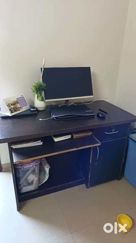 Computer desk