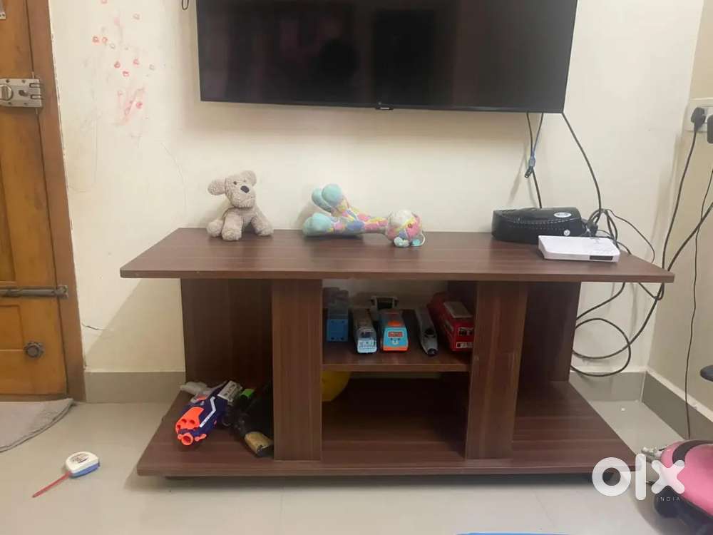 Stylish Wooden TV Table in Excellent Condition – 1 Year Old