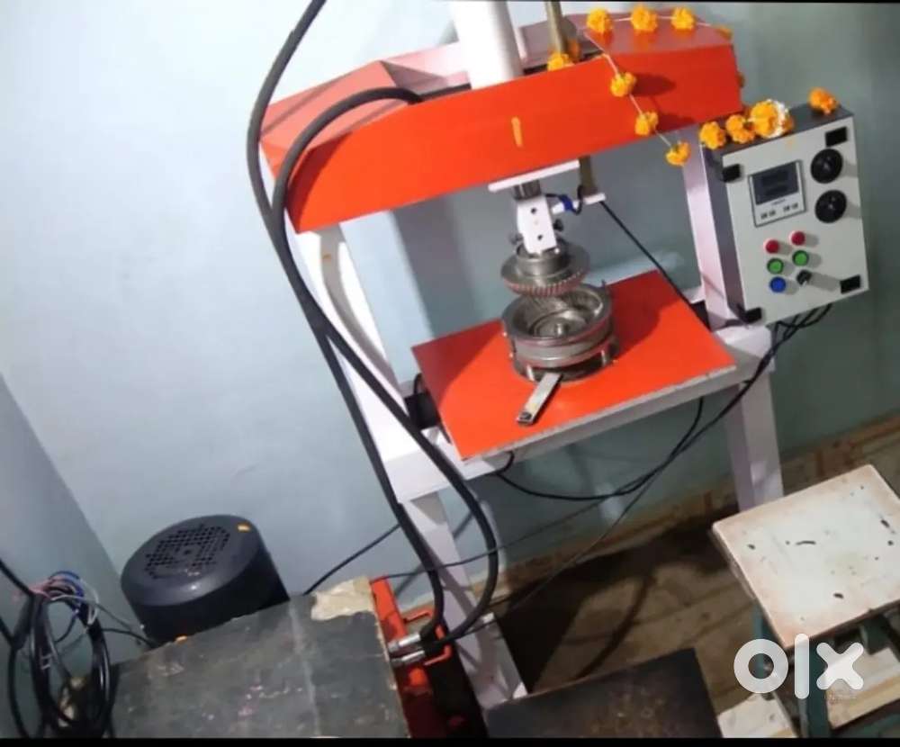 लगभग नई पेपर प्लेट मेकिंग मशीन – सिर्फ 5 दिन चली हुई  फुली ऑटोमेटिक