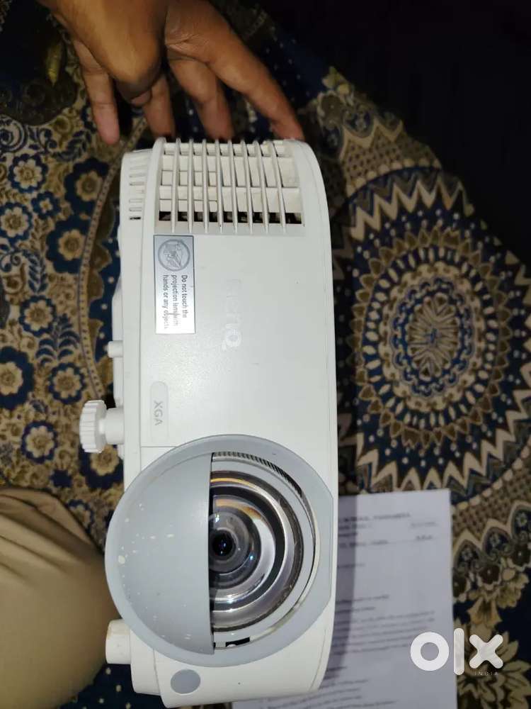 Benq sort throw projector best condition only 3 to 5 time use only