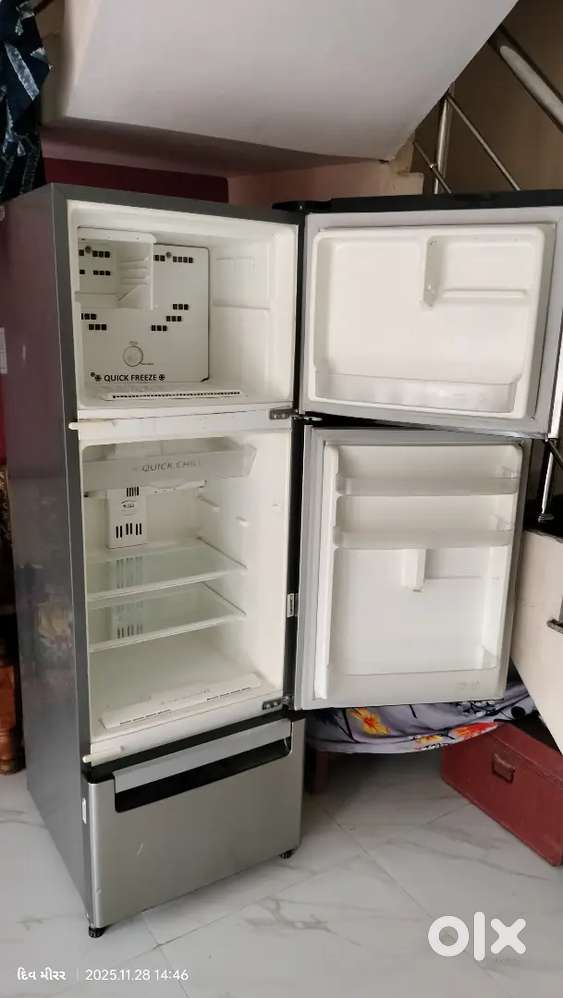 ૩ ડોર ફ્રીઝ અર્જન્ટ વેચવાનું છે.