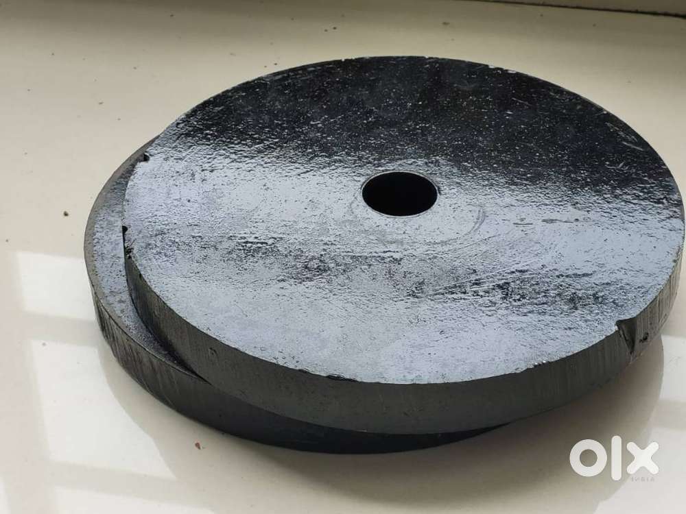 Iron plates (45 kg) and a barbell with locks