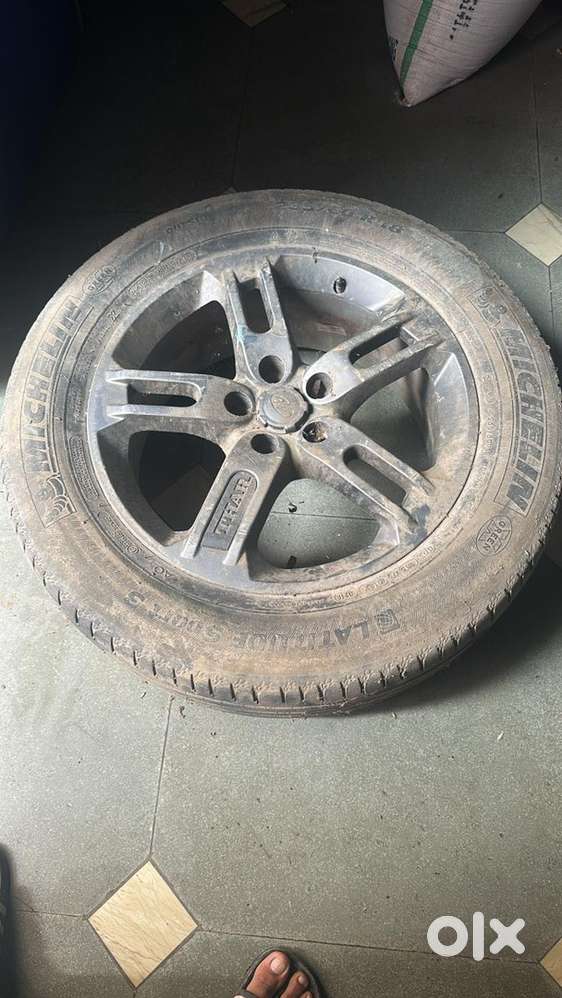 Thar alloy wheel with tyre