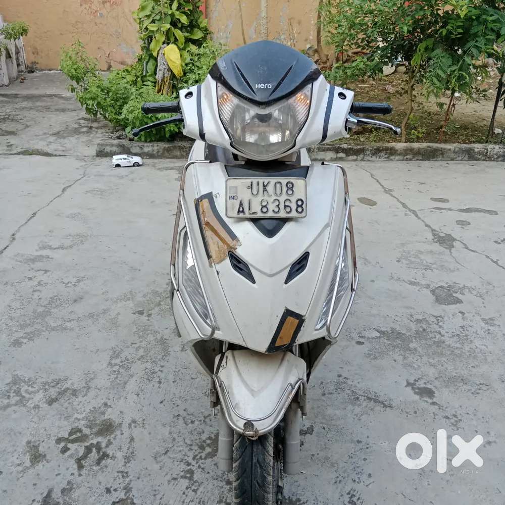 Hero MAESTRO  edge ( 125 cc) in white colour
