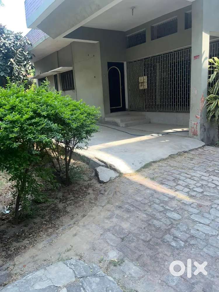 Gated campus with garden & parking ( Bungalow).