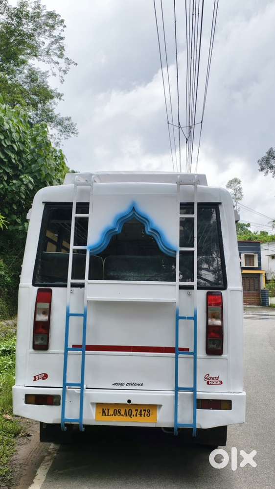 Mahindra tourister2009