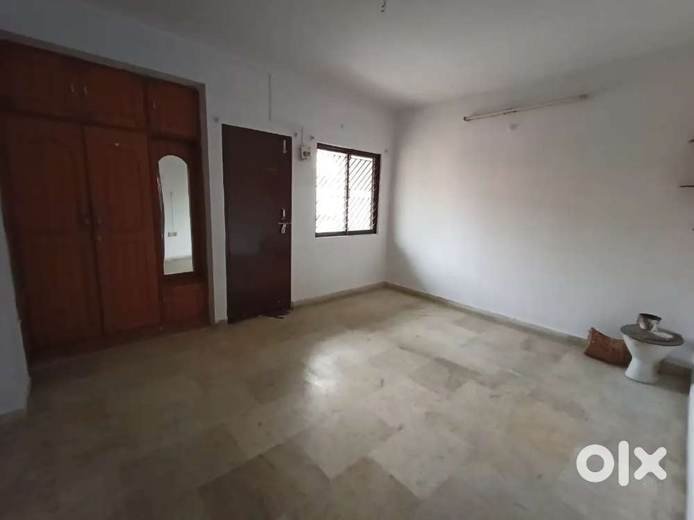 2007 ka hai, yaha se sab cheezon ki suvidha nazdik hai