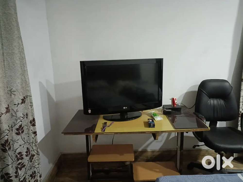 Lg tv,32 inch,unused,7 years,dish antenna