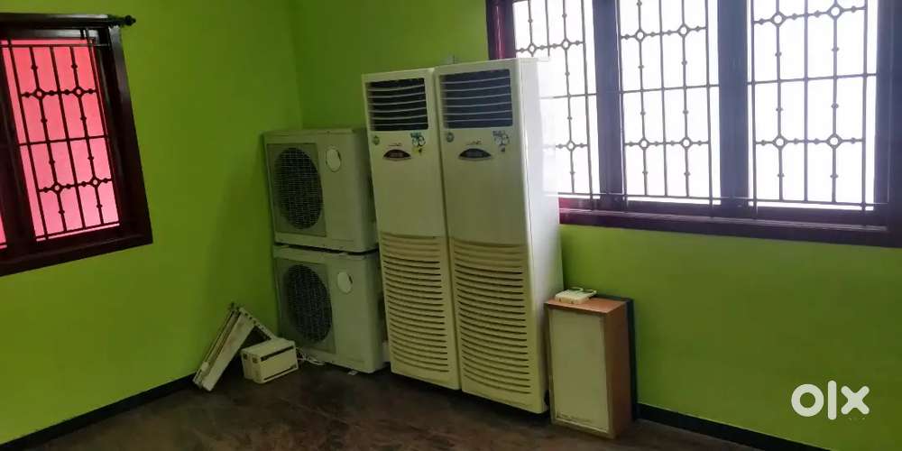 Lloyd 2 ton floor type AC