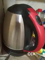 Kettle, balti mug aur gadda takiye