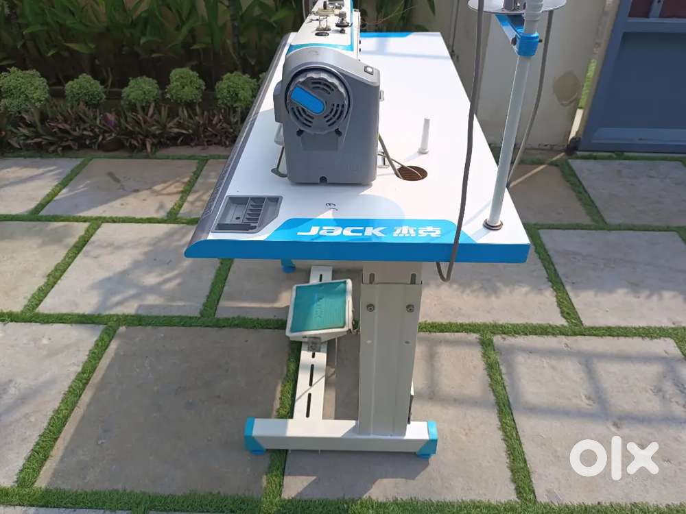 Jack F4 sewing machine