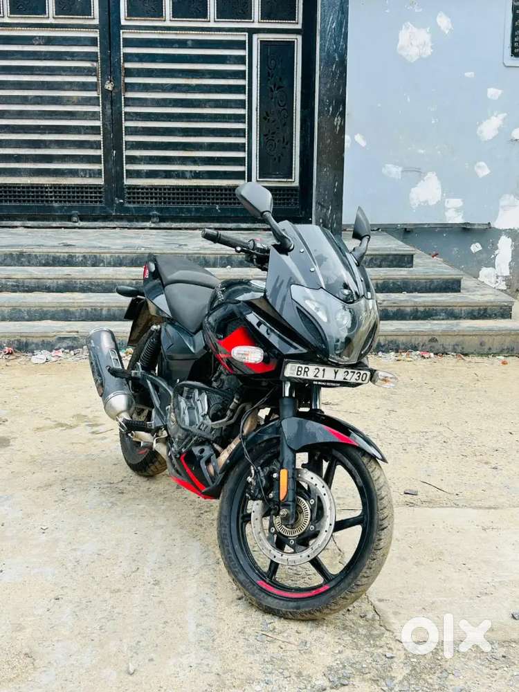 Pulsar 220F with carbon fibre body ek dum new condition me hai