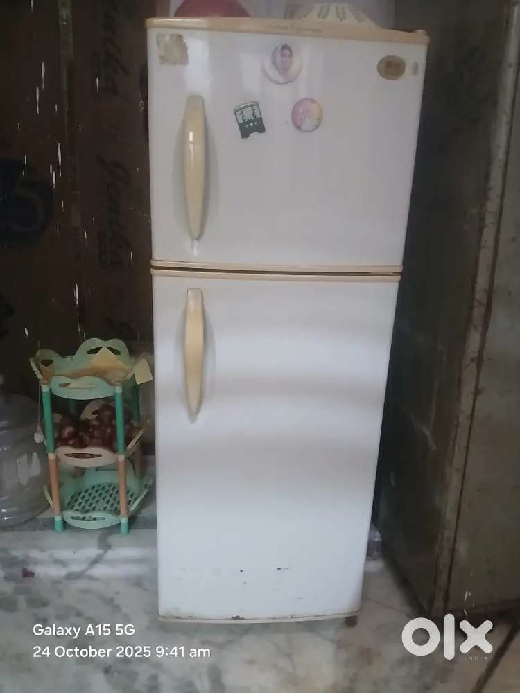 I am selling a good condotion fridge