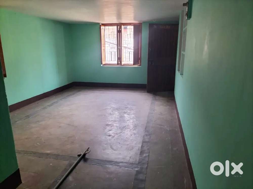 Flat on main road 24 h water available + electricity