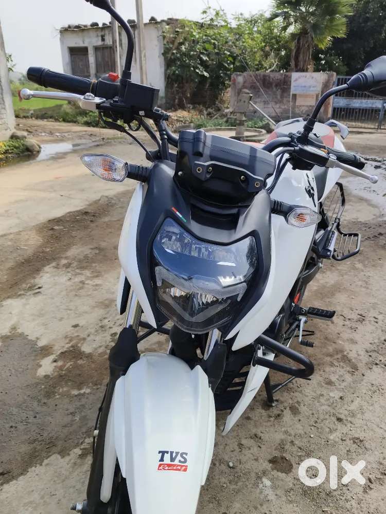 Apache RTR 160 4V Special Edition – 2024 Model (White Colour)