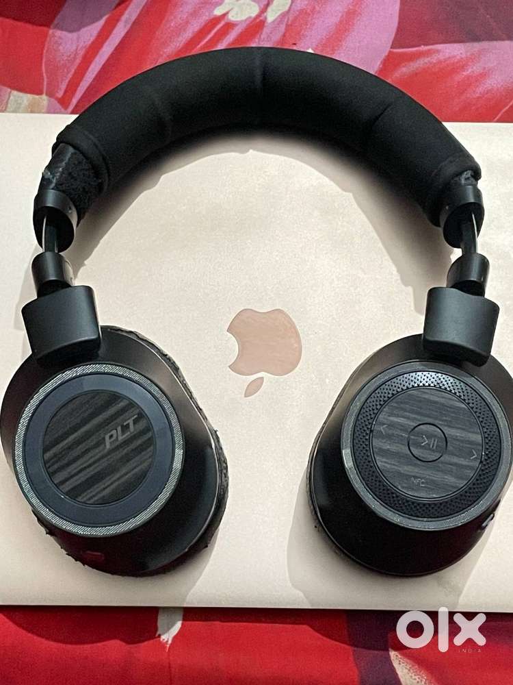 Selling my Poly Voyager 8200 Over ear ANC Headphones