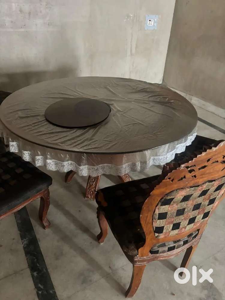 Round dinning table