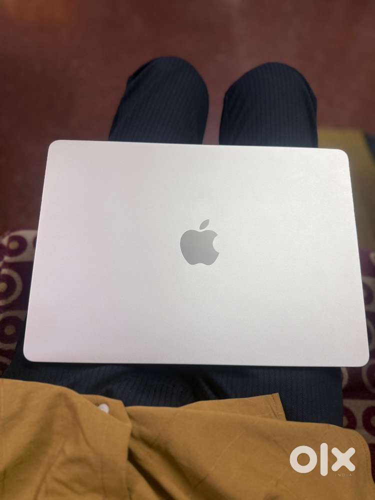 Apple MacBook Air M3 Brand-new cycle count, 28 battery health, 100%