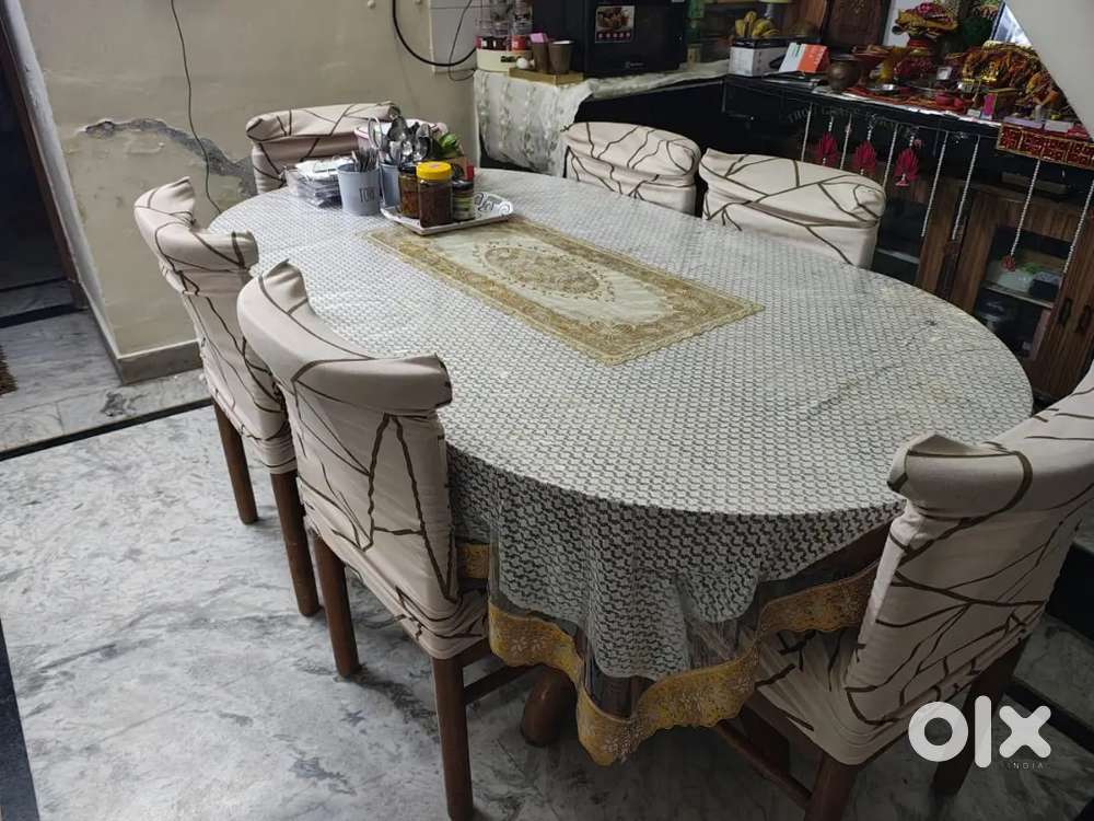 6 seater Dinning table with chairs