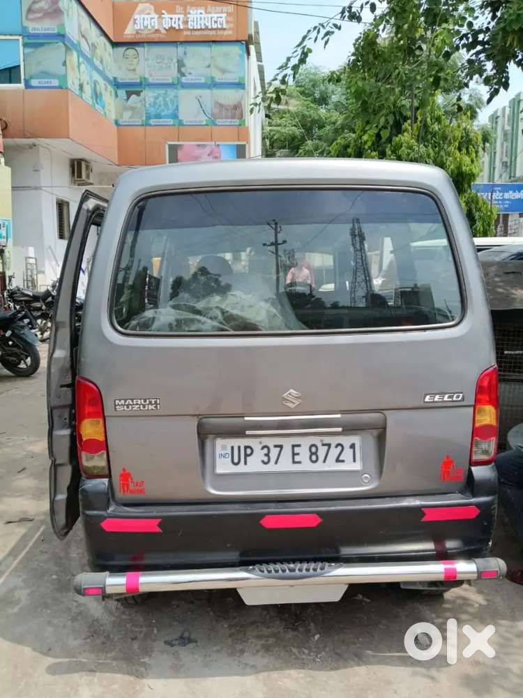 एक दाम ईको 7 सीटर CNG पास lpg से चल रही है