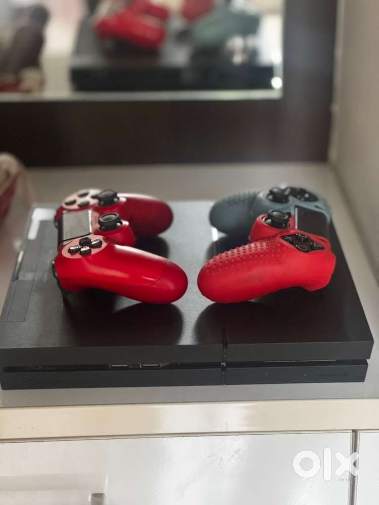 Ps4 original disc variant 500gb with two Joysticks and game discs