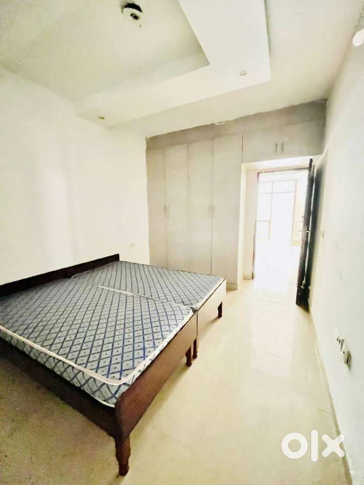 2bhk radhey homes 100 gaj 3rd floor 17000