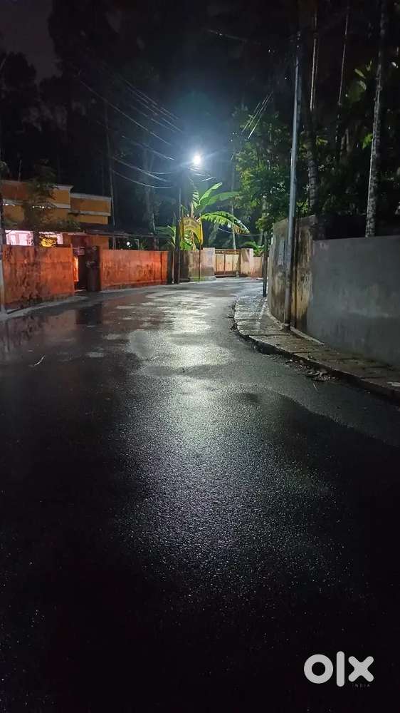 9.5 CENTS LAND WITH OLD HOUSE FOR SALE IN KARUMOM MELAMCODE ROAD