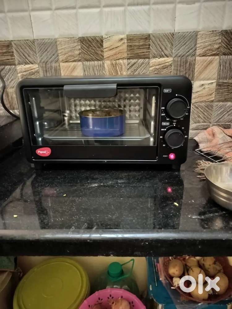 Oven with 9 liter black colour