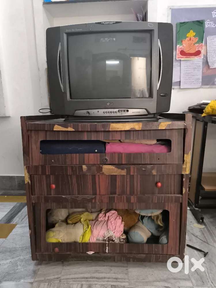 Lg working tv with wooden table