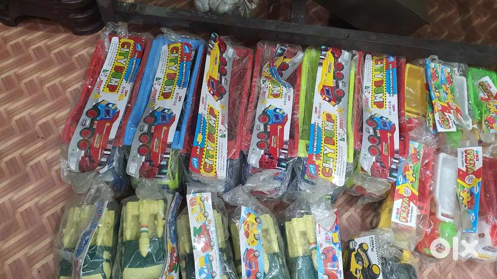 Crockery and toys lot