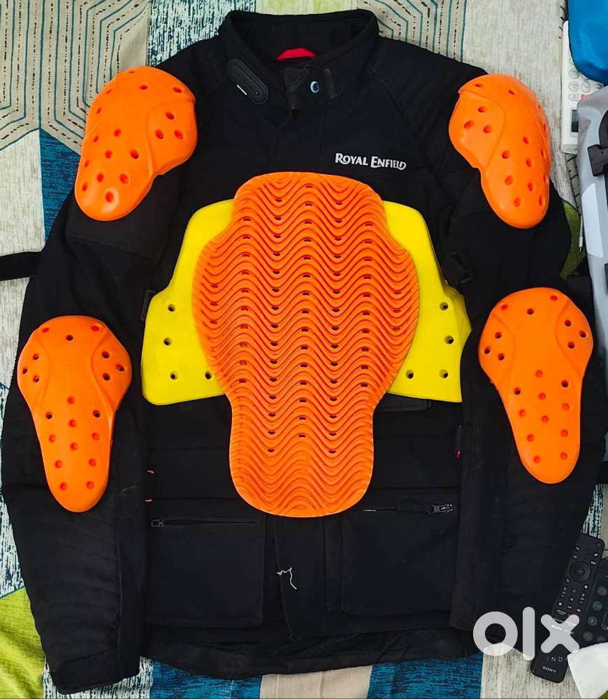 Royal Enfield NIRVIK Riding Jacket, Viaterra Grid Gloves, Maddog Alpha